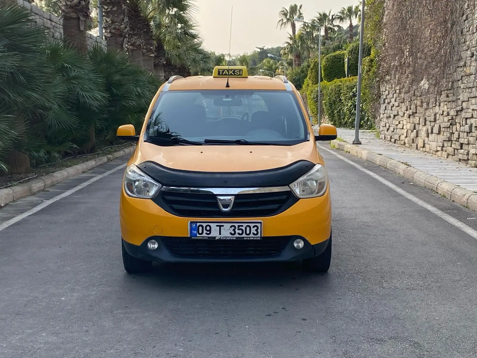 Sarı Bozdoğan taksi aracının ön görünümü